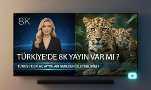 Bir oturma odasında, 8K logolu bir televizyonda haber sunan bir spiker ve leoparların yer aldığı bir doğa belgeseli görüntüsü. Tv'de alt yazı olarak Türkiye’de 8K Yayın Nereden İzlenir? yazıyor.