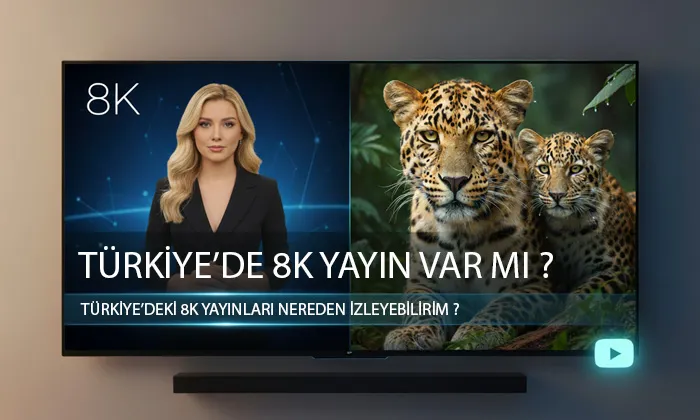 Bir oturma odasında, 8K logolu bir televizyonda haber sunan bir spiker ve leoparların yer aldığı bir doğa belgeseli görüntüsü. Tv'de alt yazı olarak Türkiye’de 8K Yayın Nereden İzlenir? yazıyor.