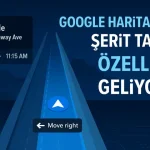 Google Haritalar Şerit Takibi Özelliği Geliyor. Artık Dönüşü Kaçırmak Tarih Oluyor Sağ üstte "Google Haritalar Şerit Takibi Özelliği Geliyor!” başlığı ile Google Haritalar arayüzü üzerinde üç şeritli bir yol ve maviyle vurgulanmış navigasyon rotası görülüyor.