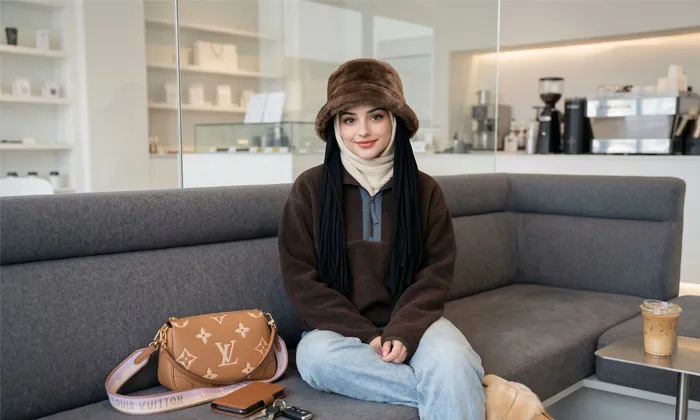 Bir kahve dükkanında çekilen fotoğraf promptu ile üretilmiş örnek bir görsel.