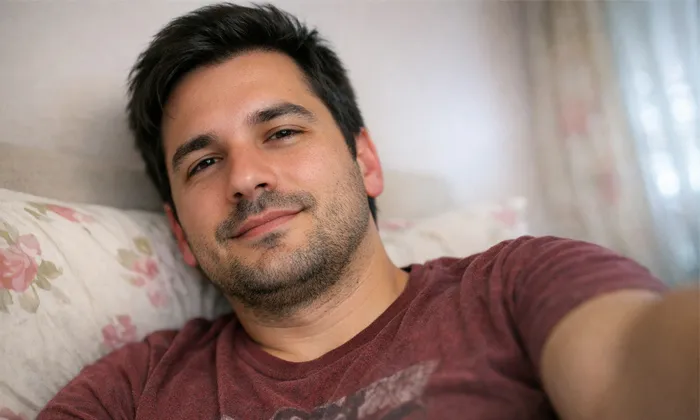 İstediğiniz ünlü ile Kıraathanede Çay İçme Promptu için kullanılan referans görsel.